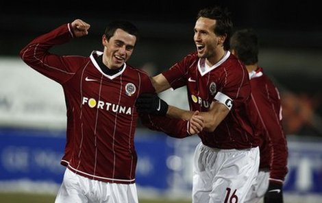 Sparťanský kapitán Tomáš Sivok (vpravo) gratuluje střelci druhého gólu Kamilu Vackovi, který v rudém dresu zažil premiéru snů.