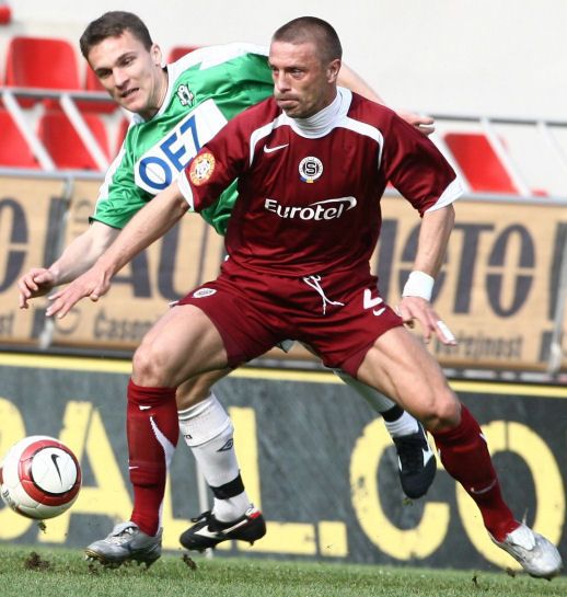 Sparťanský raubíř Tomáš Řepka se včera soustředil výhradně na fotbal. Takhle si poradil s jabloneckým útočníkem Davidem Lafatou.