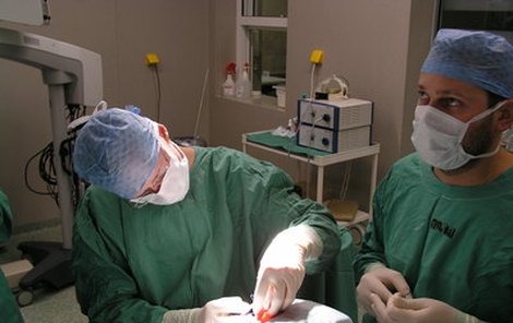 Specialisté nahradili ženě ze Zlína nefunkční kovadlinku a třmínek titanovým implantátem.