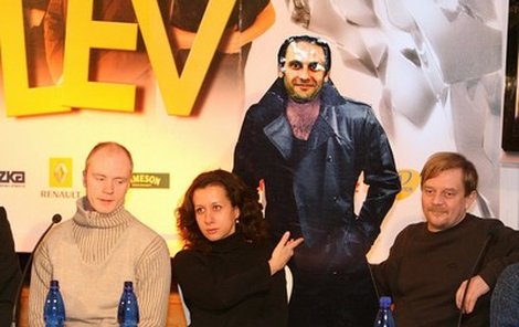 Spolumoderátoři hlavního večera (zprava) Petr Čtvrtníček, Ester Kočičková a Jan Budař došli na tiskovku po svých, moderátora Igora Chmelu museli vytisknout.