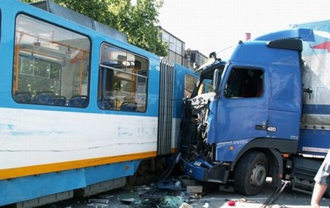 Srážka vypadala hrozivě. Výsledkem byli jen tři lehce zranění.