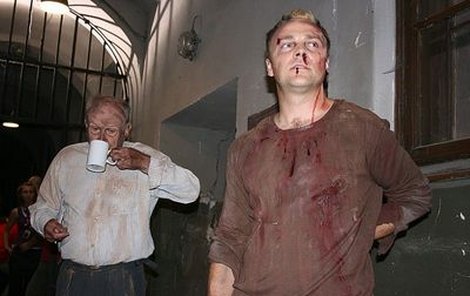 Stanislav Zindulka a hlavní představitel Tomáš Šulaj ve ﬁ lmu hrají dvojici spřátelených vězňů.