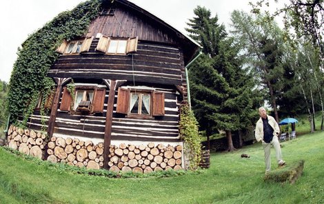 Stařičká roubenka na kraji lesa – přesně tak svou chalupu Vlastimil Brodský miloval.