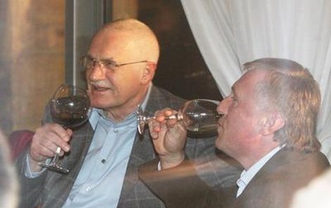 Staronový prezident popíjel s premiérem Topolánkem červené víno.