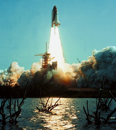 Start raketoplánu Challenger při letu STS 41-C v dubnu 1984.