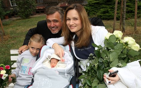 Šťastná rodinka už může být konečně pohromadě. Malou Miu už novorozenecká žloutenka netrápí.