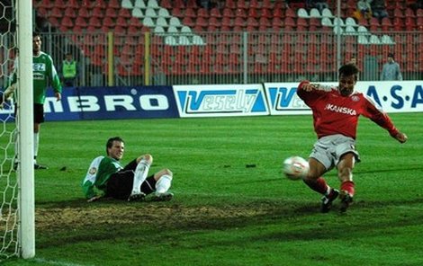 Šťastná třináctka. René Wagner se konečně dočkal vytoužené branky, treﬁ l se zblízka do sítě Jablonce.