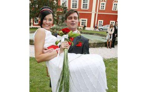 Šťastní novomanželé Michaela a Dalibor si slíbili věrnost až do smrti na na dětenickém zámku.