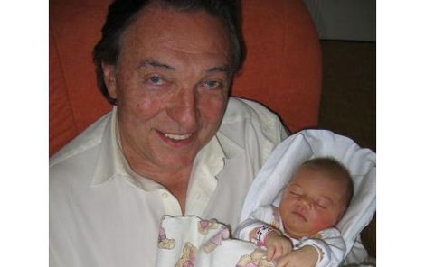 Šťastný Karel Gott s malou Charlotkou v náručí.