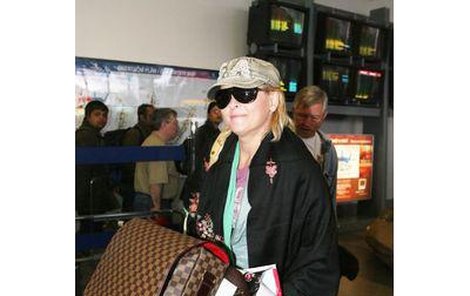Šťastný návrat domů: Iveta Bartošová se včera ráno objevila na ruzyňském letišti.