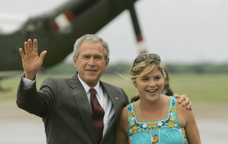 Šťastný otec George Bush s dcerou.