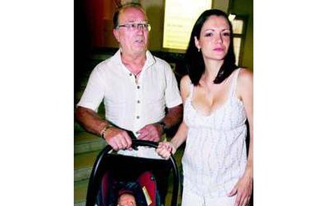 Šťastný otec Petr Janda si odvezl své dvě holky konečně domů z porodnice.