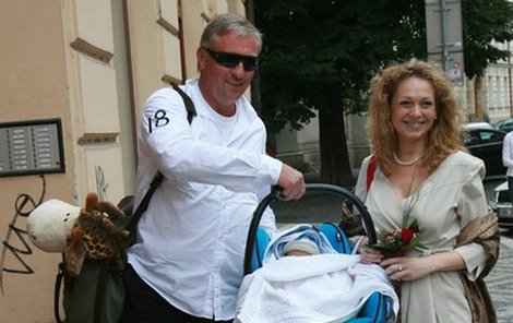 Šťastný otec Topolánek si přinesl domů syna  v autosedačce.