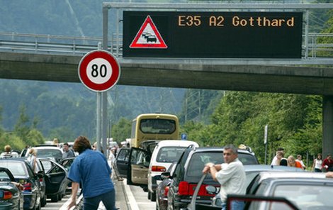 Statisíce Čechů vyrazí na dovolenou autem. Při cestě je třeba obrnit se proti kolonám a samozřejmě i dodržovat předpisy.