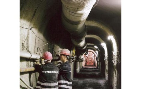 Stavaři jsou nyní přesně v polovině stavby – 15 metrů pod dnem Vltavy.