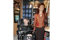 Ochrnutý génius Stephen Hawking se rozvádí. Mučila ho žena