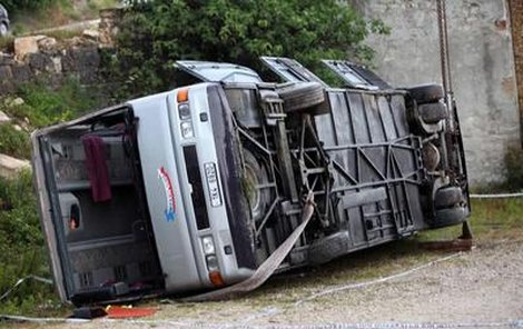 Štěstí v neštěstí. Díky tomu, že autobus nespadl přes střechu, utrpěli cestující jen lehká zranění.