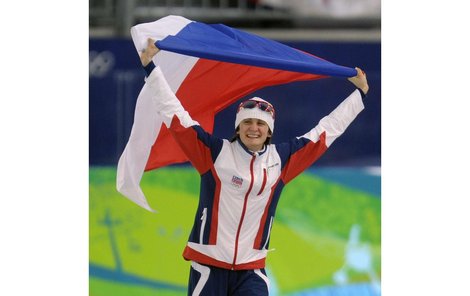 Štěstí z Martiny Sáblíkové přímo tryskalo, s českou vlajkou dováděla na stadionu jako divá. Aby ne, vždyť je olympijskou vítězkou!