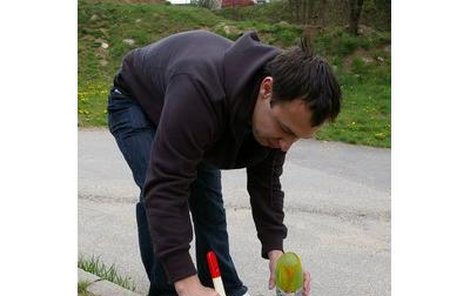 Štětec a barva – tak vyrazili studenti bojovat proti bezohledným pejskařům.