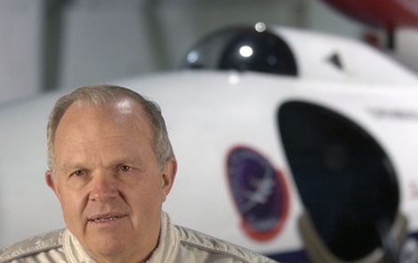 Steve Fossett byl v pátek prohlášen za mrtvého.