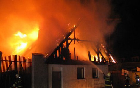 Střechu domu se už hasičům zachránit nepodařilo.