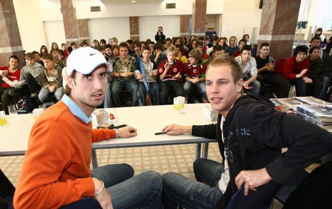 Středem pozornosti. Na Libora Doška (vlevo) a Daniela Koláře (vpravo) upínaly zraky desítky malých zvědavců.