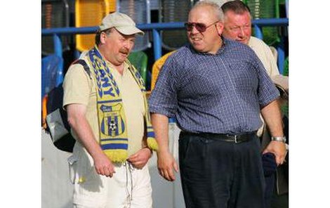 Strůjce vesnického zázraku František Chvalovský (vpravo) přivedl v roce 1998 Blšany až do I. ligy. Sleduje teď jejich fotbalový pohřeb?