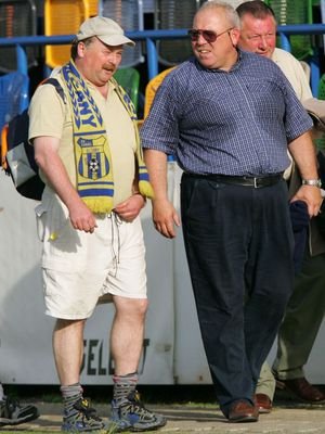 Strůjce vesnického zázraku František Chvalovský (vpravo) přivedl v roce 1998 Blšany až do I. ligy. Sleduje teď jejich fotbalový pohřeb?