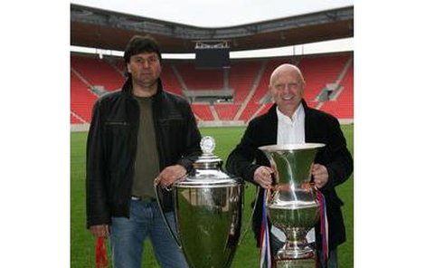Strůjci slávistického štěstí Vladimír Růžička (vlevo) a Karel Jarolím s trofejemi z unikátního roku. Ještě nikdy se Slavia neradovala z nejcennějších dvou domácích pohárů současně.