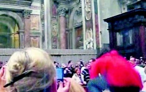 Suzanne Maiolová během okamžiku přeskočila zábradlí a dostala se až k papeži.