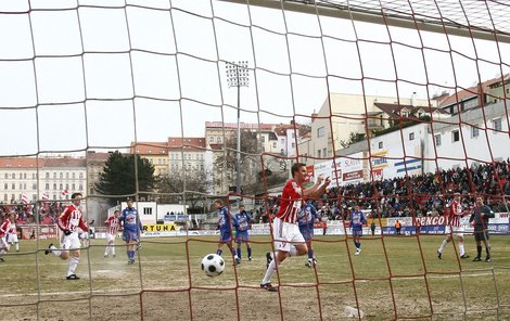 Švancara slaví gól z penalty a Ivánek v hledišti má radost.