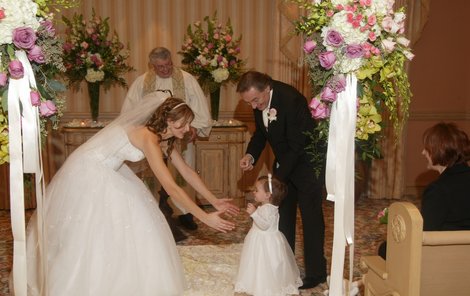 Svatba Karla Gotta a Ivany Macháčkové  proběhla ve svatební kapli v Las Vegas. Nechyběla na nich jejich dcera Charlotte Ella a Ivanina maminka Blanka.