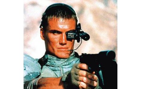 Švéd Dolph Lundgren poprvé výrazně zazářil v akčním ﬁlmu Univerzální voják.