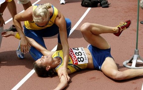 Švédská sedmibojařka Carolina Klüftová pomáhala křísit svou krajanku Christin Johansonovou.