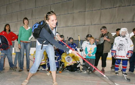 Světlana Zárubová právě střílí gól.