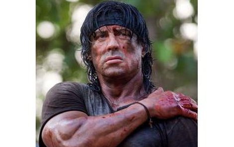 Sylvester Stallone i v 61 letech zvládne roli akčního hrdiny.