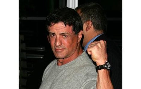 Sylvester Stallone nyní dotáčí čtvrtý díl Ramba a ﬁ lmování chce dát sbohem. Raději by chtěl stát za kamerou jako režisér než před ní coby herec.