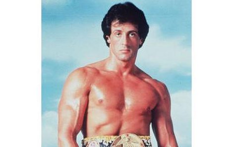 Sylvester Stallone se proslavil především ﬁlmy Rambo a Rocky. A díky pořádným svalům se stal světovou celebritou.