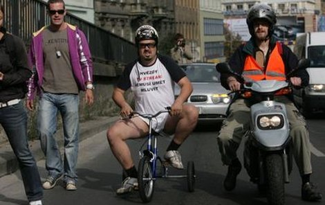 Syn populárního baviče Pavel Novotný na své tříkolce. Doprovází ho i exVyVolený Petr Zvěřina (vlevo).