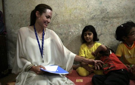 Sýrie plná sirotků. Jak by mohla Angelina odolat?