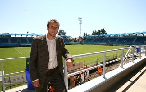 Tady jsem doma, pózuje Karel Poborský na stadionu v Českých Budějovicích. A sem, na jih své vlasti, vždy spěchal i na Vánoce.