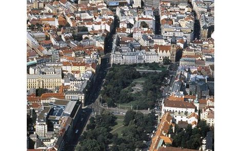 Tady, před kostelem sv. Ignáce, by v podzemí mělo být parkoviště pro 250 aut.