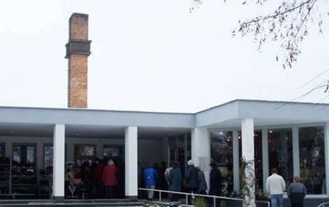 Tady v táborském krematoriu včera proběhl Honzíkův pohřeb.
