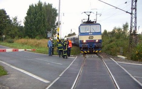 Tady vlak muži ujel obě nohy.