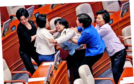Tahání za vlasy, facky a štípání. Takhle si vyměňují názory na zákony poslankyně v Jižní Koreji...