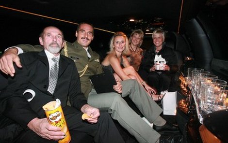 Tak a jede se: do limuzíny se naskládali (zleva) tatínek Jiří, Roman Šebrle, jeho žena Eva, manželka nejlepšího kamaráda Dušana Urbana a kamarádka Jarka.
