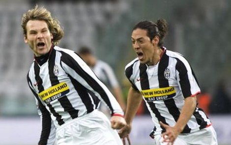 Tak ještě rok bude zřejmě Pavel Nedvěd slavit góly s parťákem z Juventusu Maurem Camonaresim.