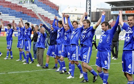 Tak se radovali olomoučtí fotbalisté po vítězství nad Bohemians Praha loni v květnu. Dopadlo to přesně, jak potřebovali. Vždyť si za to zaplatili...