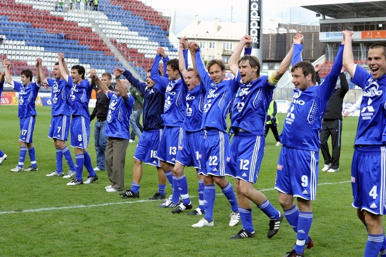 Tak se radovali olomoučtí fotbalisté po vítězství nad Bohemians Praha loni v květnu. Dopadlo to přesně, jak potřebovali. Vždyť si za to zaplatili...