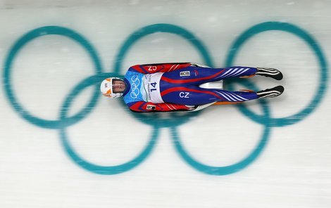 Tak sviští olympijským ledovým tobogánem ve Whistleru český sáňkař Ondřej Hyman. Pečlivě i s bráchou Jakubem trénoval. Jednou se dokonce vymlel, ale před nedělním vstupem do závodů je patřičně nažhaven.